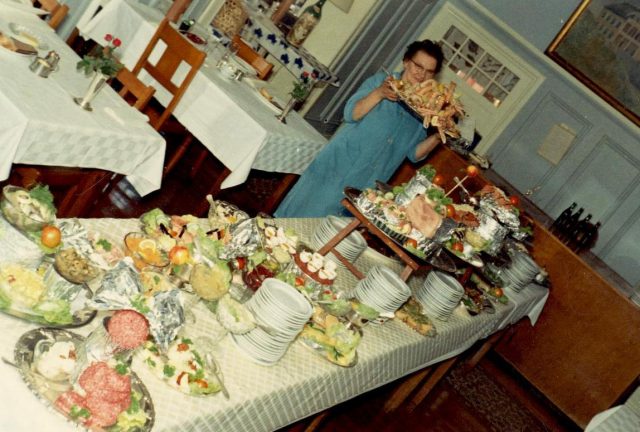 christa-ved-frokostbordet-i-jekels-hotel