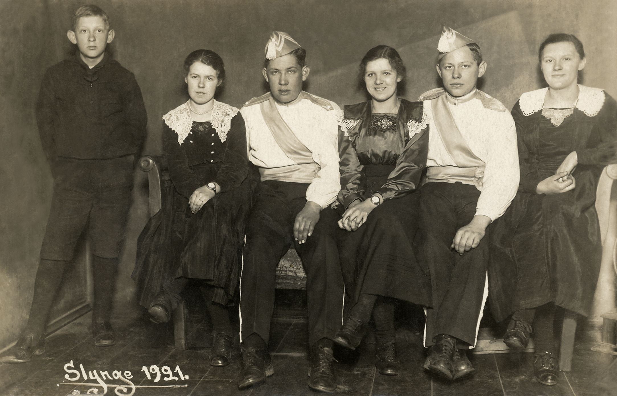 Hans Nielsen Gøgsig, Marie Thorsen, Ejner Sørensen, Valborg Elfrida Christensen, Christian Nielsen Gøgsig, Krista Nielsen Gøgsig.