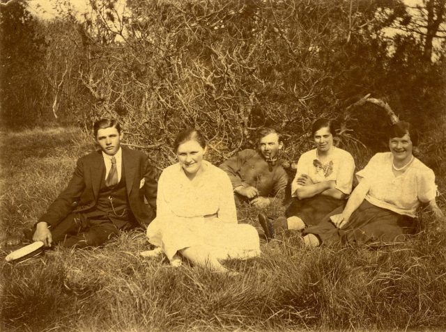 herman-christa-ukendt-krista-henriksen-og-maria-hjort-udenfor-slynges-have-ps