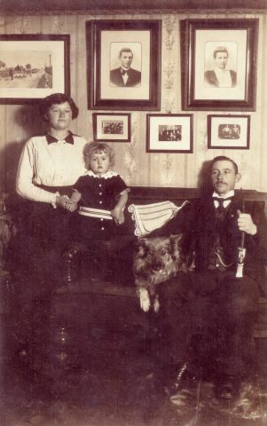 ingeborg-er-det-tage-og-niels-chr-hjemme-i-stuen-jpg