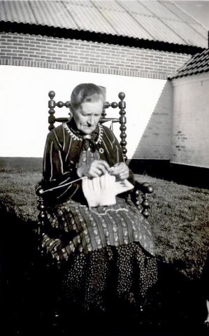 thomine-nielsen-goegsig-paa-gaarden-lille-goegsig-i-tuen